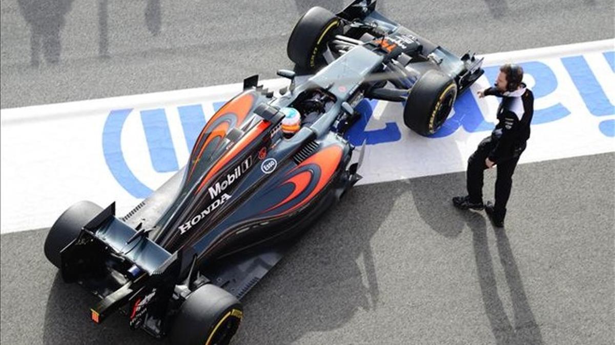 Alonso, en la pista del Circuit de Barcelona