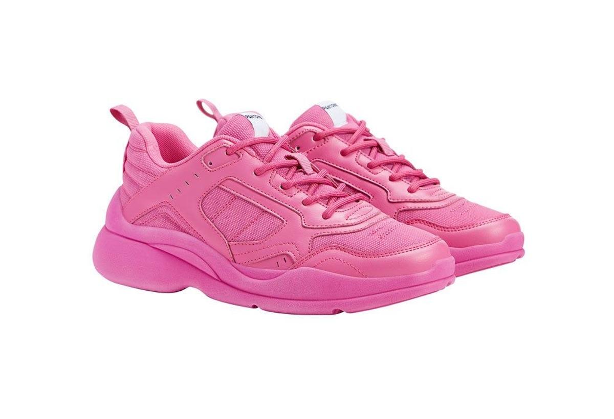 Chunky sneakers en color rosa de la colección Pantone de Bershka. (Precio: 39, 99 euros)