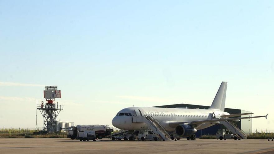 Avión en el aeropuerto vallisoletano de Villanubla