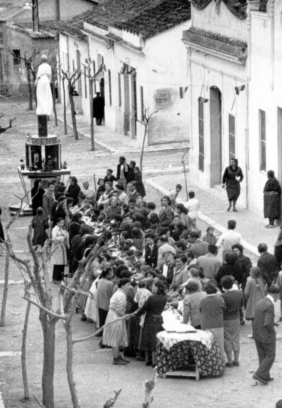 Calle Baró de Santa Bàrbara, primera falla plantada de fondo (Taller de Historia Local de Godella)