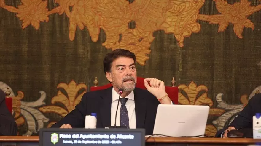 Choque en el pleno de Alicante (otro más) entre Luis Barcala y Rafa Mas: "¡Tranquilito, eh!"