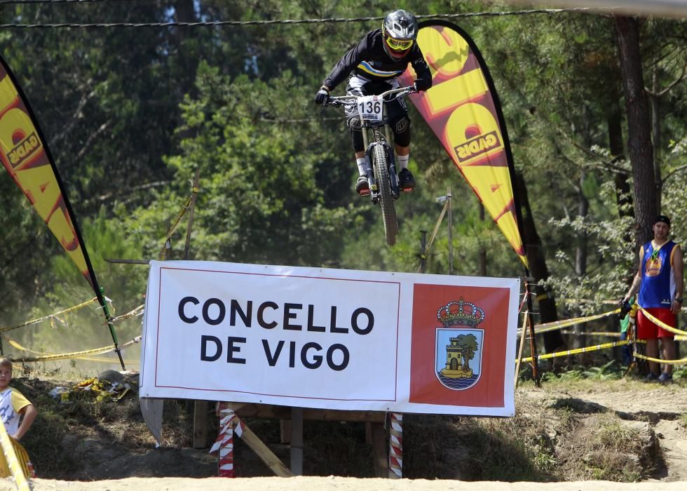 Ángel Suárez firma la bajada perfecta en la exigente bajada de Fragoselo, en Coruxo