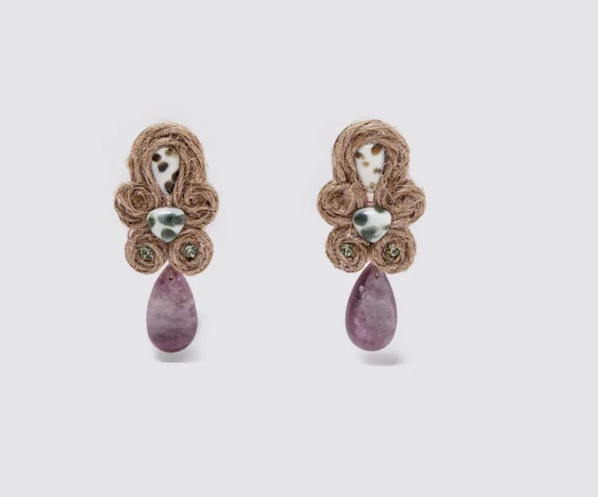 Pendientes de yute con piedras, de Zara