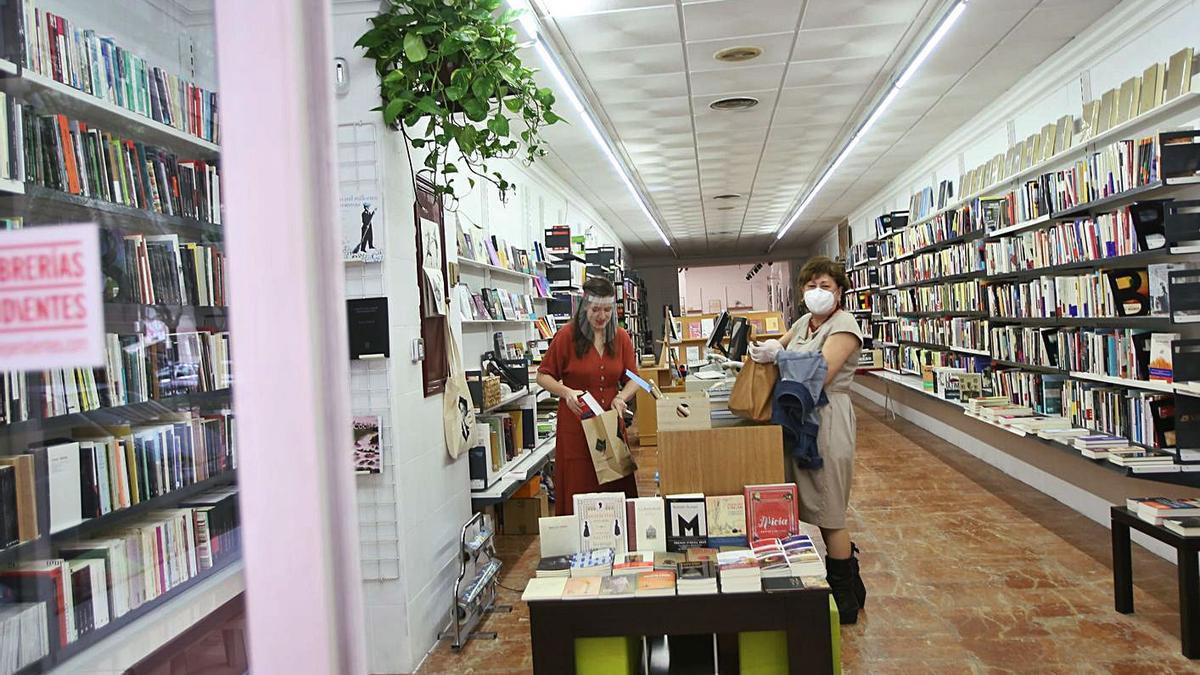 Interior de la librería 80 Mundos de Alicante, en una imagen de 2020. | PILAR CORTÉS