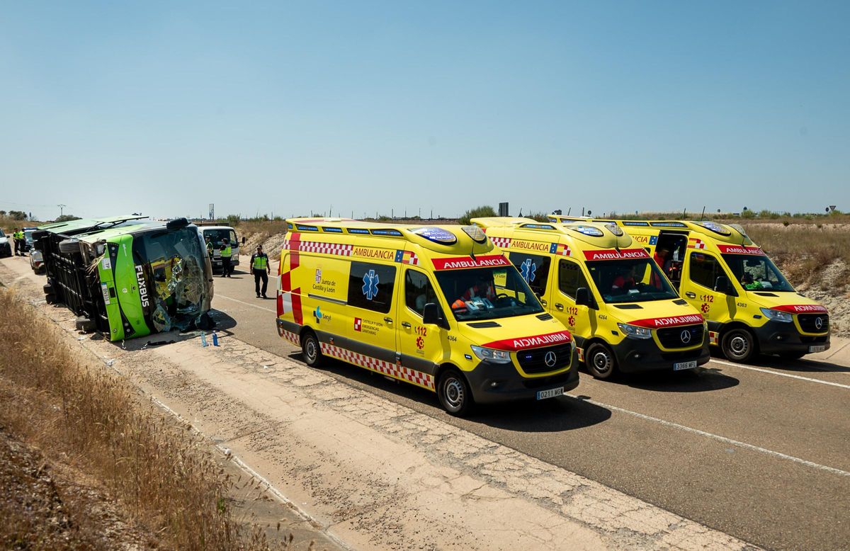 Varias ambulacias junto al autobús accidentado en Fuentes de Oñoro (Salamanca).