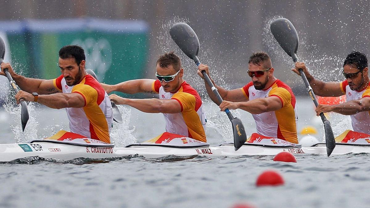 El K4 español, formado por Saúl Craviotto, Marcus Cooper Carlos Arévalo y Rodrigo Germade, ayer en plena acción durante la final olímpica en Tokio. |  // REUTERS