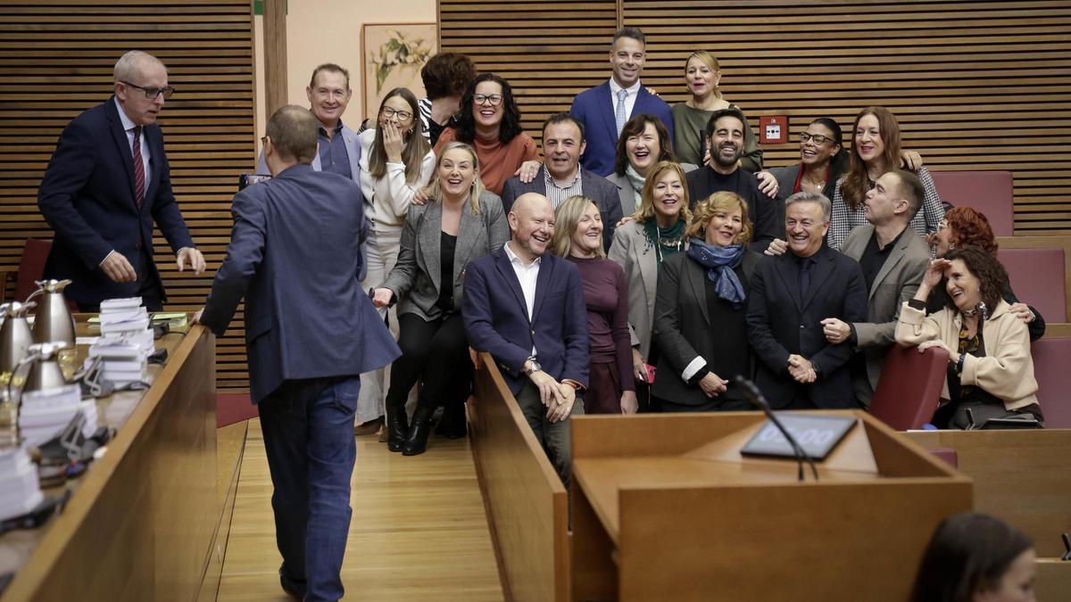 Los socialistas le piden al letrado de las Corts que les haga una foto antes de empezar el pleno.