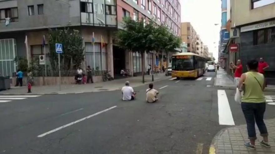 Protesta vecinal con corte de tráfico en Fernando Guanarteme