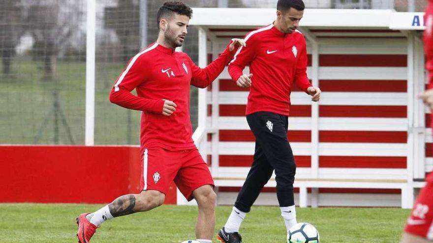 Rubén García se dispone a golpear el balón ante Hernán Santana.