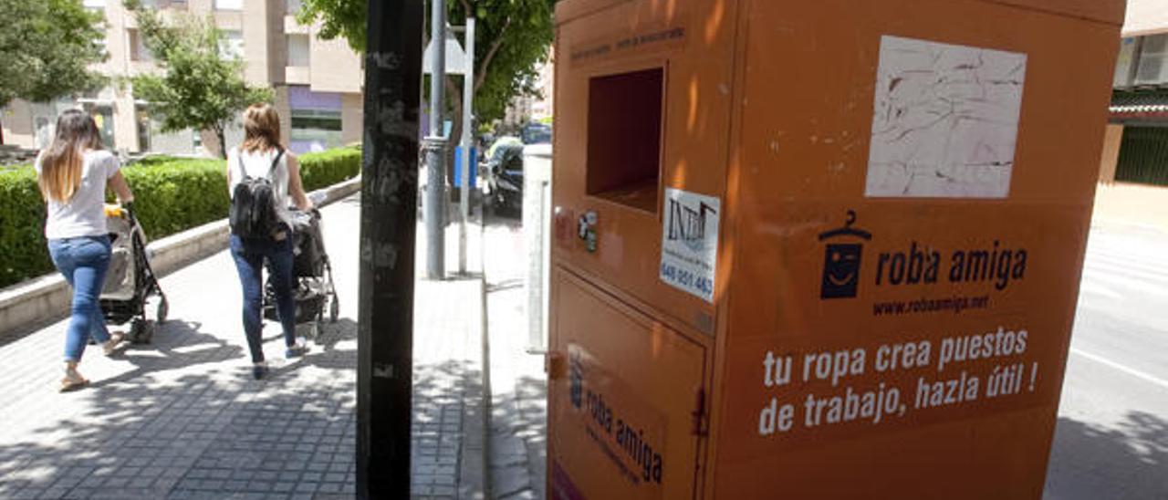 Cáritas retira los contenedores de ropa al  dar Ontinyent el servicio a una empresa