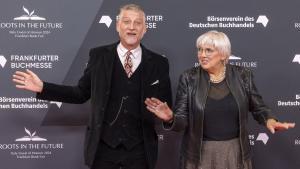 El ministro italiano de Cultura, Alessandro Giuli, y su homóloga alemana, Claudia Roth, durante la alfombra roja de la Buchmesse, en Fráncfort.
