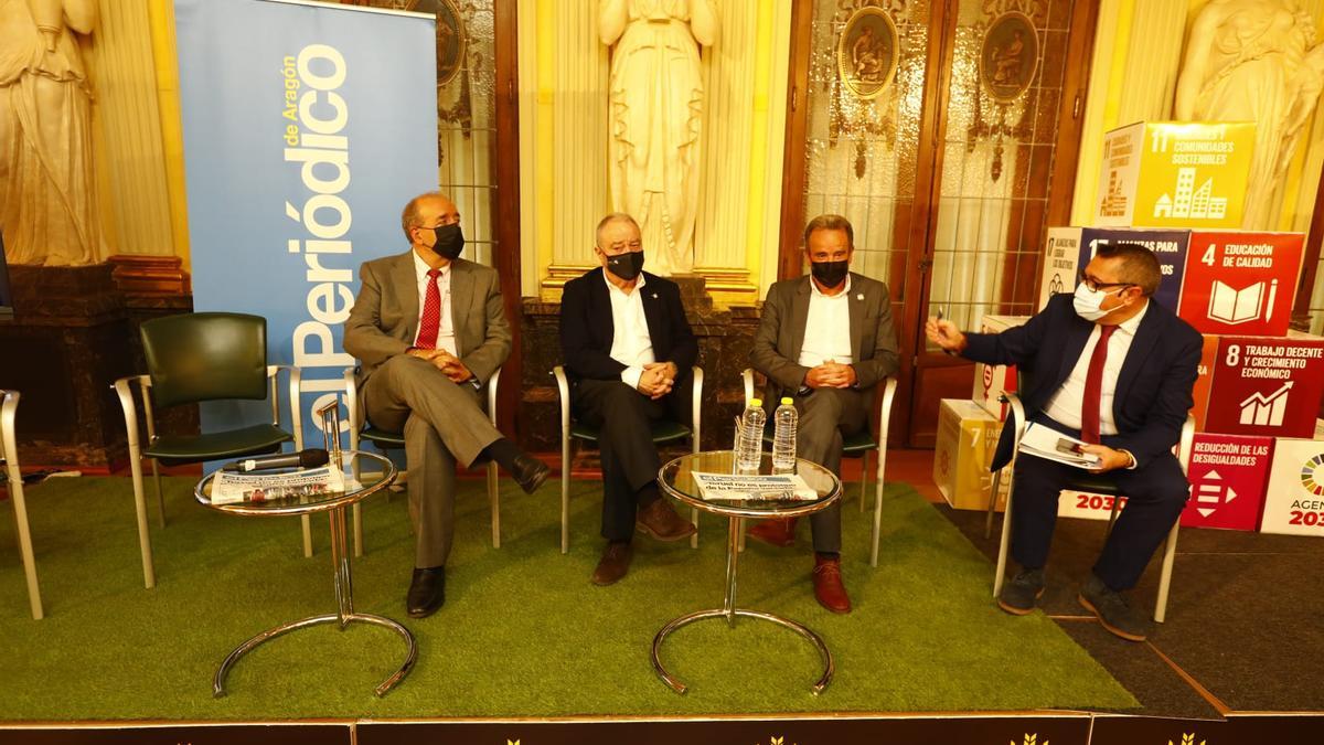 Manuel Rando (presidente de la DPT), Miguel Gracia (presidente de la DPH) y Juan Antonio Sánchez Quero (presidente de la DPZ) participan en la jornada sobre Revitalización del medio rural moderada por el director de El Periódico de Aragón, Nicolás Espada.