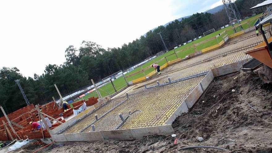 El campo de fútbol de A Lagoa, en Mondariz, ayer en obras. // A. Hernández