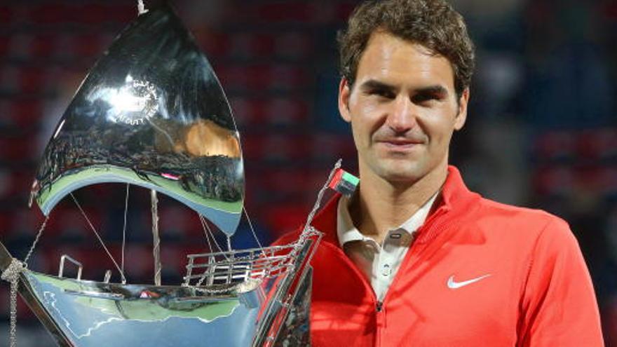 Roger Federer posa con el título.