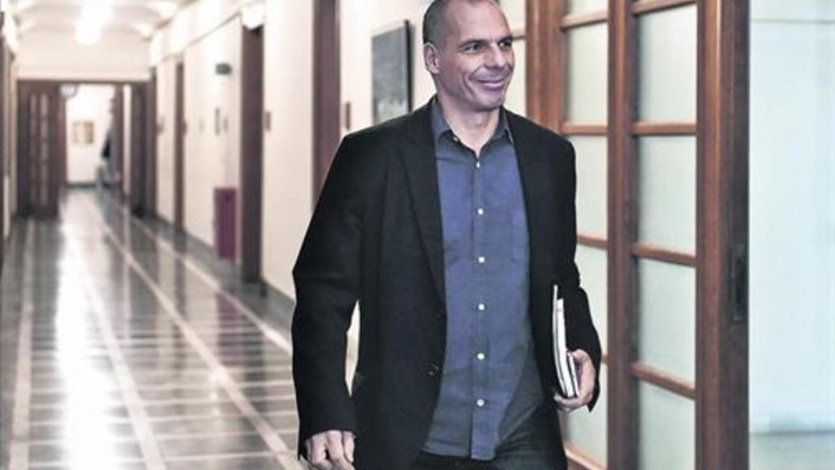 El ministro de Finanzas griego, Yanis Varoufakis, se dirige ayer a la reunión del Ejecutivo, en Atenas.