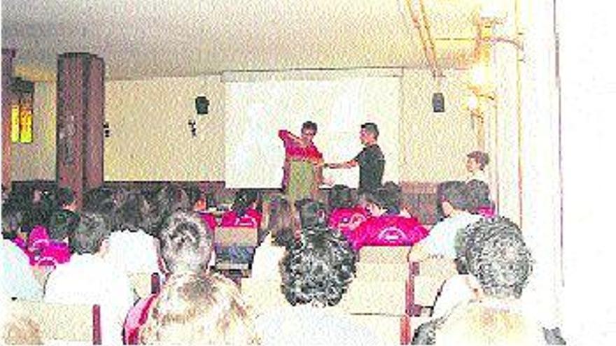 Jorge Núñez imparte una charla a los alumnos del Colegio Santo Ángel.