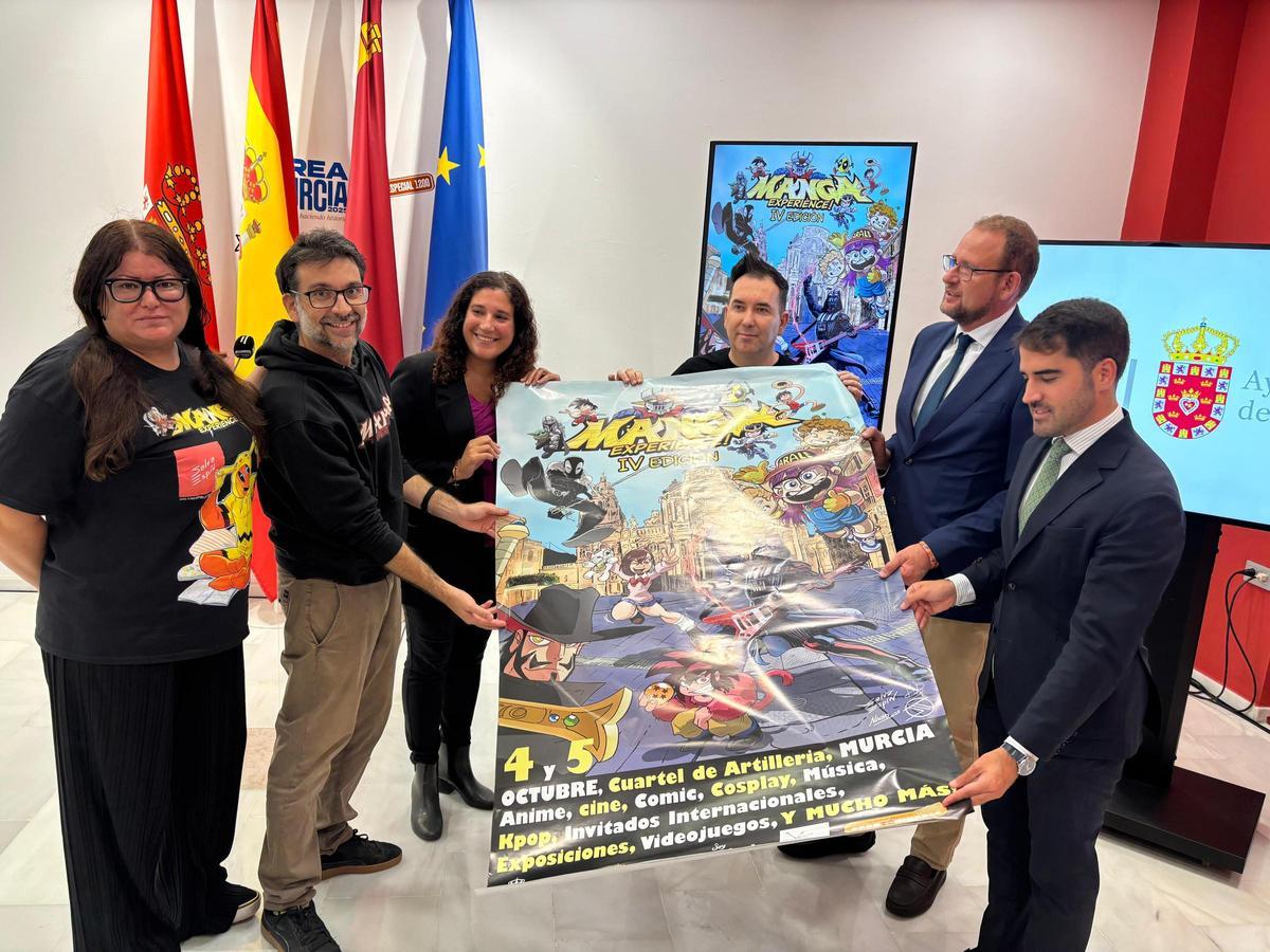 Los organizadores, Salva Espín y varios concejales con el cartel del salón.