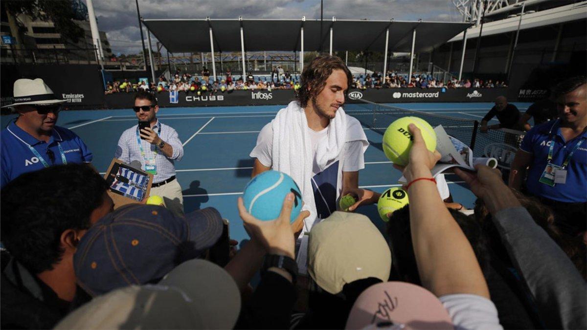 Tsitsipas firmando autógrafos en Melbourne