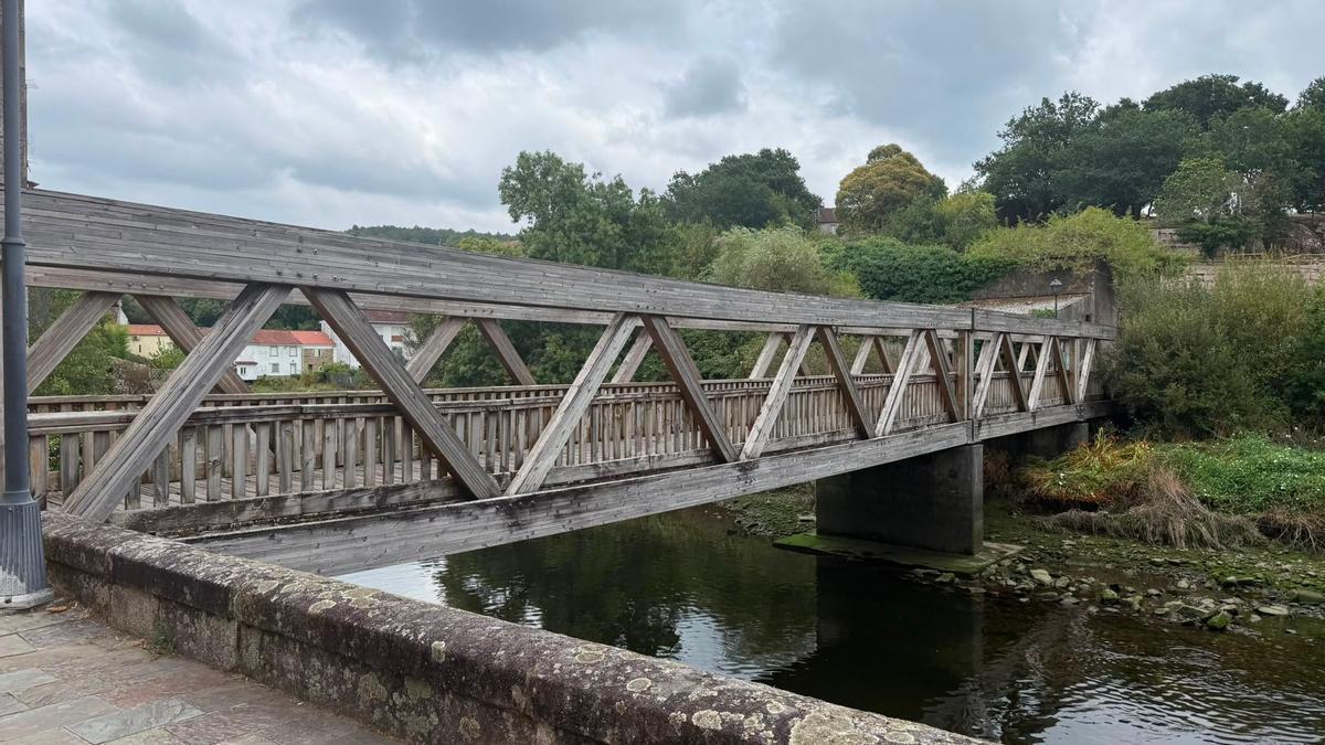 Ponte peonil de madeira que comunica a rúa Espírito Santo co barrio de San Lázaro.