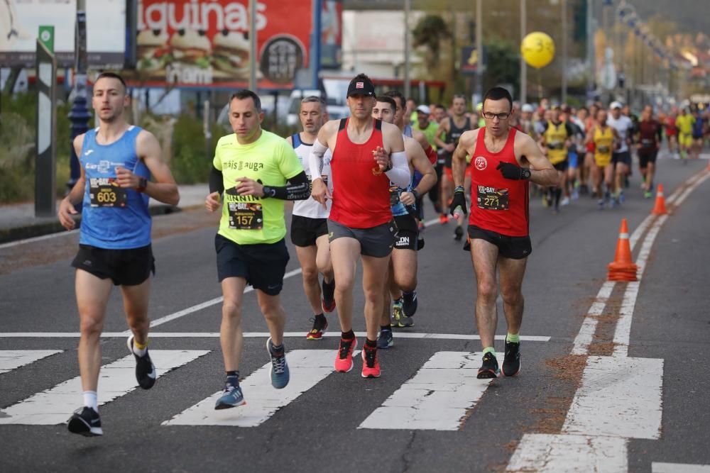 Los corredores del maratón completan la primera mitad del recorrido en los alrededores de Samil y Coruxo.