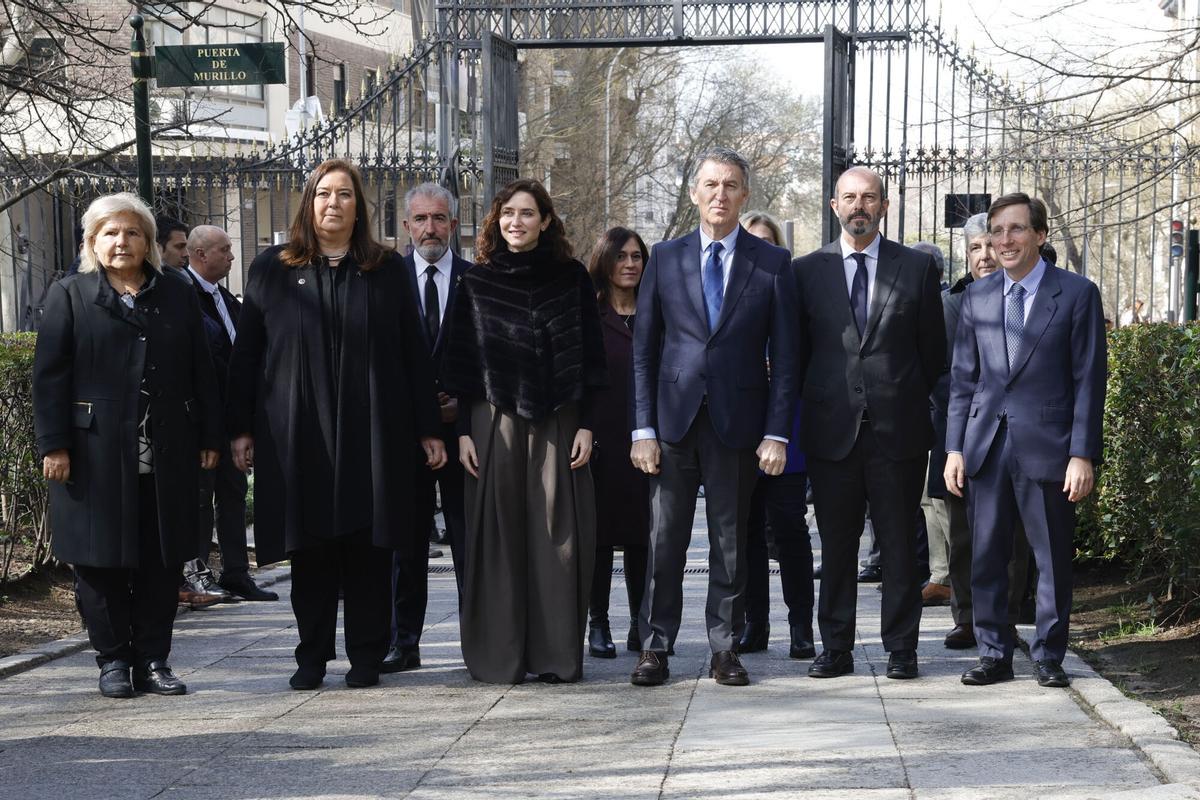 El alcalde de Madrid, José Luis Martínez Almeida, la presidenta de la Comunidad de Madrid, Isabel Diaz Ayuso, el líder del PP Alberto Nuñez Feijóo y Maite Araluce (2i), presidenta de la Asociación Víctimas del Terrorismo (AVT).