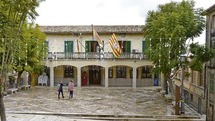 Fachada principal del ayuntamiento de Montuïri.