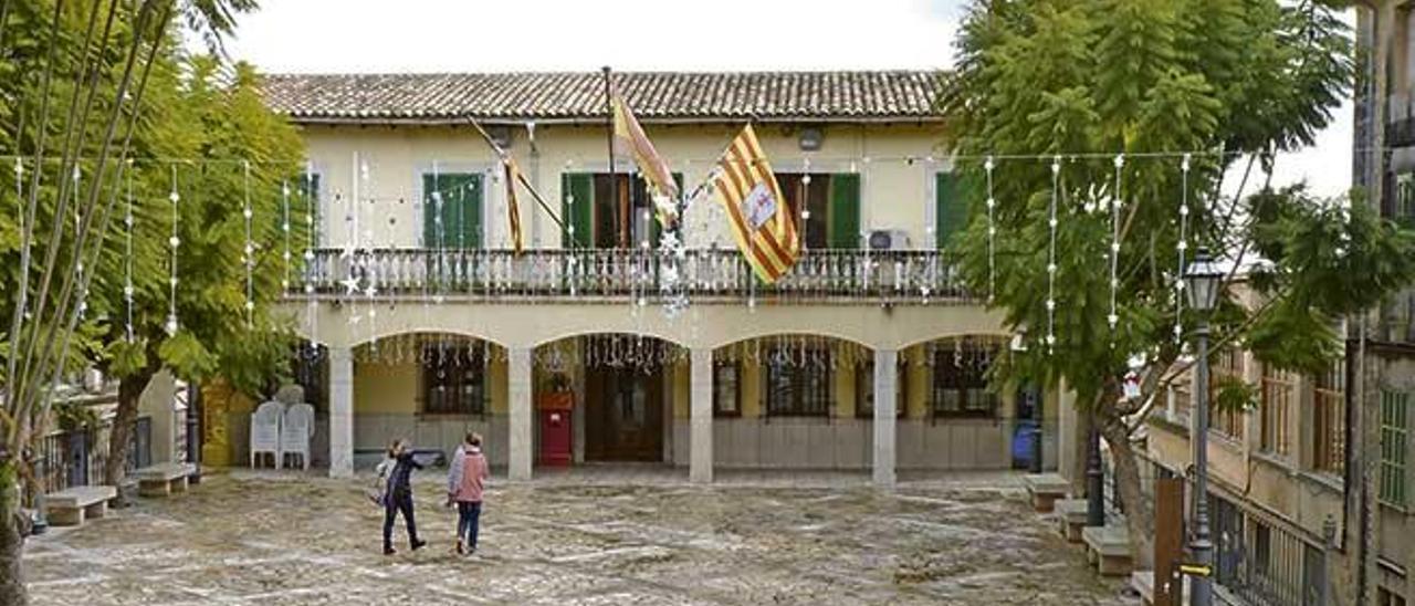 Fachada principal del ayuntamiento de Montuïri.