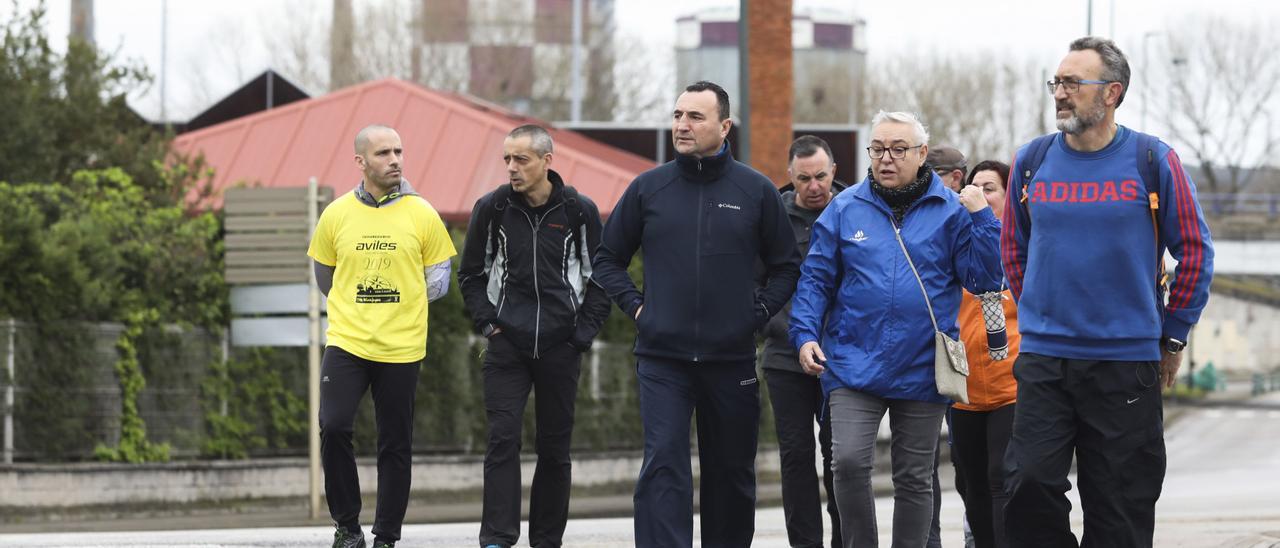 entes de la Policía Local, recorriendo un tramo del Camino en Avilés en su primer año de servicio.