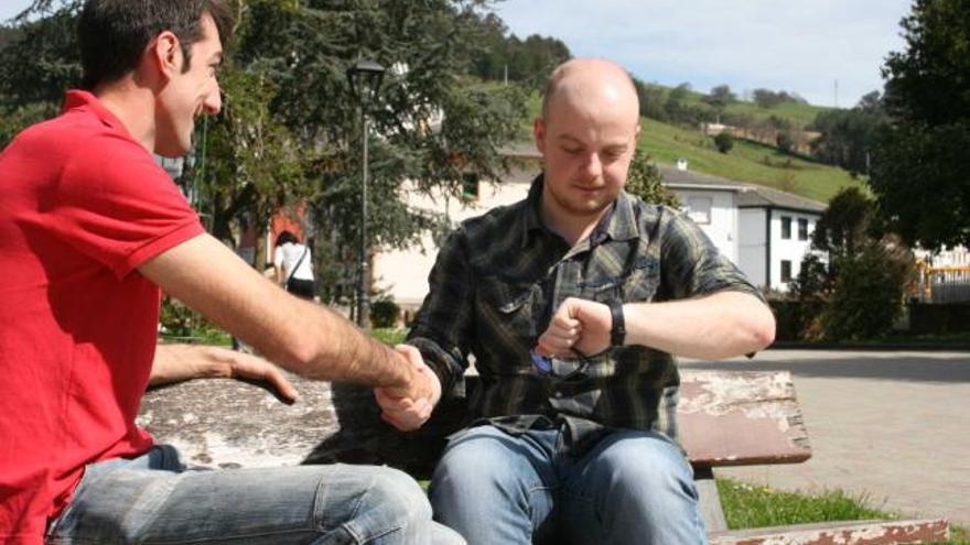 Andrés González  y Carlos Lombardía se dan la mano, ayer, en Vegadeo.