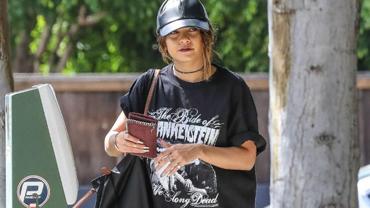 Vanessa Hudgens con gorra de cuero