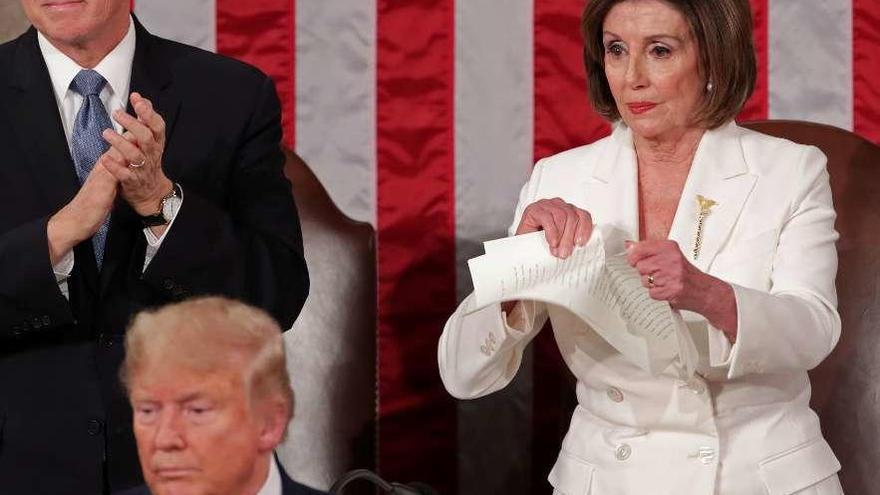 Pelosi rompe el discurso de Trump  |  El discurso sobre el estado de la Unión pronunciado el martes por Trump en el Congreso estuvo marcado por la tensión. Varios legisladores demócratas abuchearon al presidente de EE UU, y otros abandonaron el hemiciclo. En un gesto de desdén, la presidenta de la Cámara de Representantes, Nancy Pelosi, anfitriona del acto, rompió ostensiblemente una copia de la alocución.