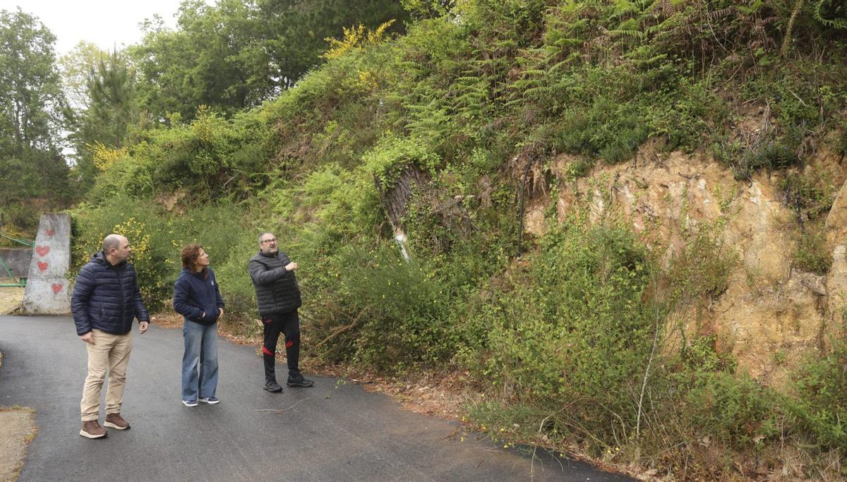 Tres miembros de la directiva de la anpa muestran el desmonte de 2024, sin muro de contención o valla de seguridad alguna.