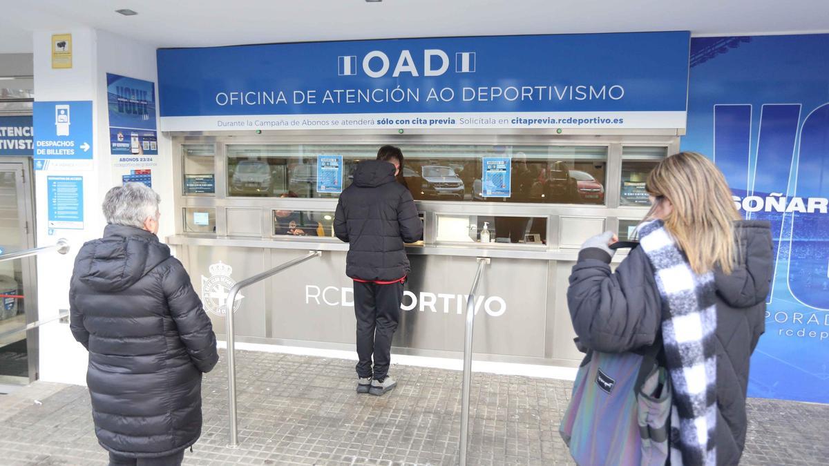 Colas en Riazor por las entradas para el partido del Dépor en León