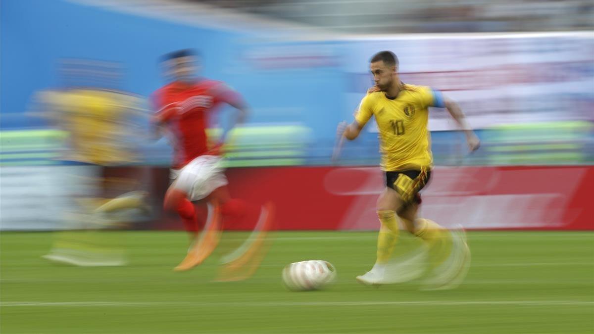 Hazard corre junto a Lingard en el Bélgica-Inglaterra de San Petersburgo.