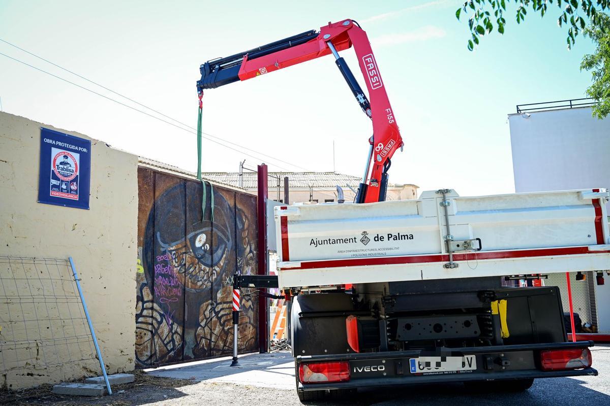 Cort finaliza el tapiado de la antigua cárcel con la instalación de una puerta de hierro en la entrada principal