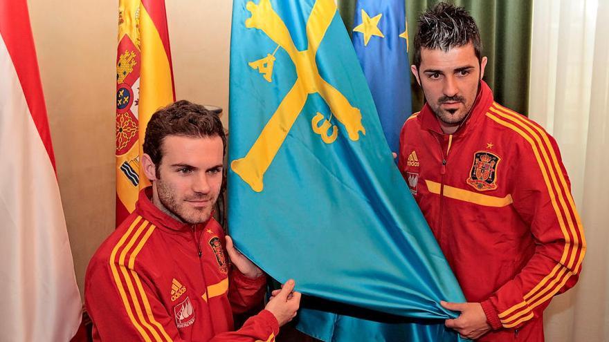 Juan Mata, a la izquierda, junto a David Villa con la bandera de Asturias