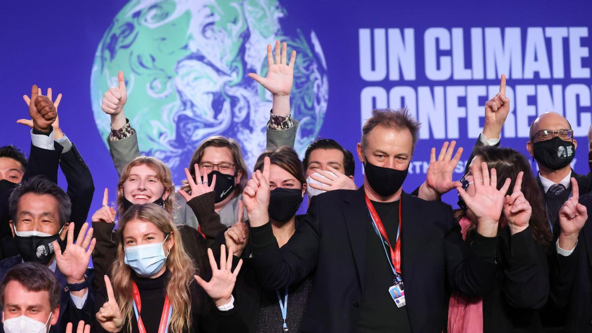 Delegados posando para una fotografía tras los acuerdos de la COP26 en Glasgow