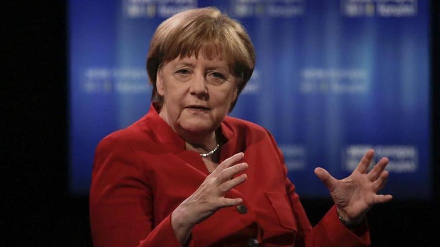 Merkel recibe una cabeza de cerdo con injurias