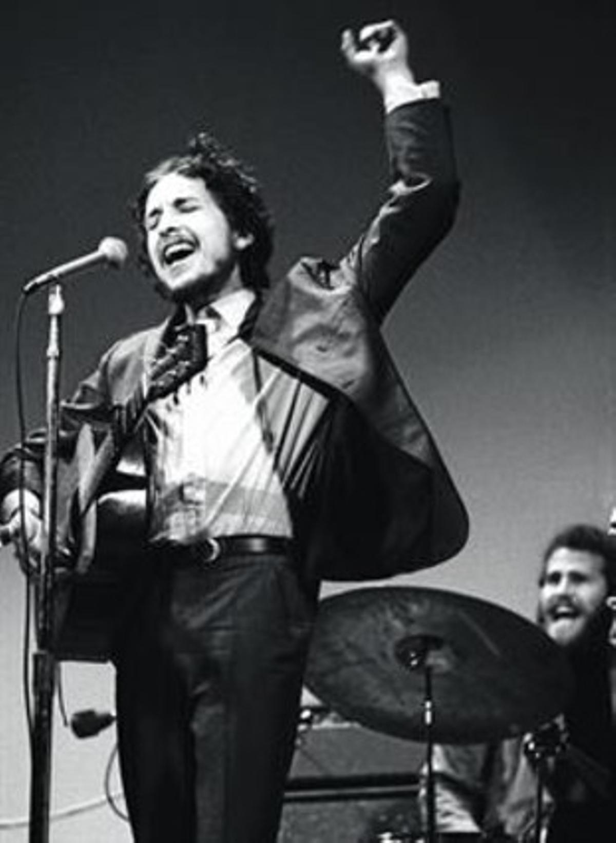 Bob Dylan y, detrás, Levon Helm, en Nueva York, en 1968. Bob Dylan y, detrás, Levon Helm, en Nueva York, en 1968.