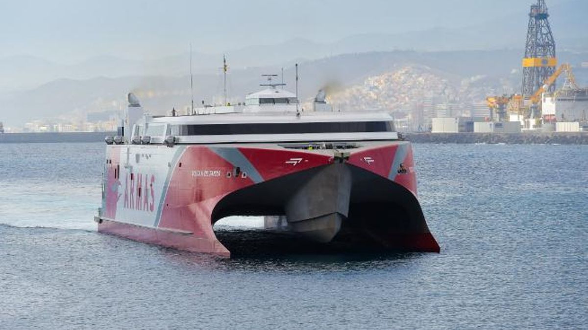 El catamarán ‘Volcán de Taidia’ de Naviera Armas en la entrada a la capital grancanaria.