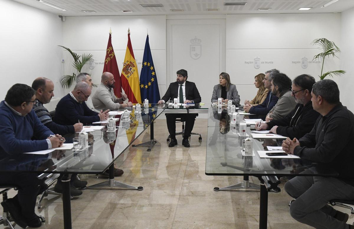 El encuentro de Miras, Arroyo y otros miembros del Gobierno regional con los trabajadores de Sabic, este lunes en San Esteban.