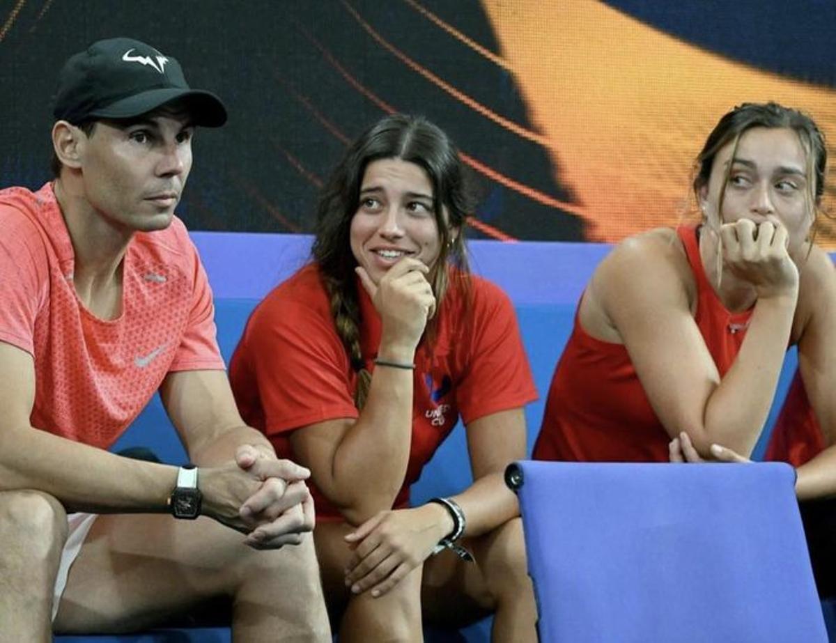 Jéssica Bouzas entre Rafa Nadal y Paula Badosa en Australia.