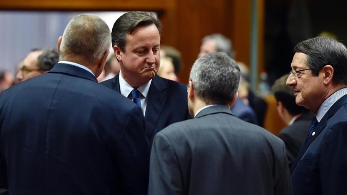 El primer ministro británico David Cameron departe con sus colegas en Bruselas.