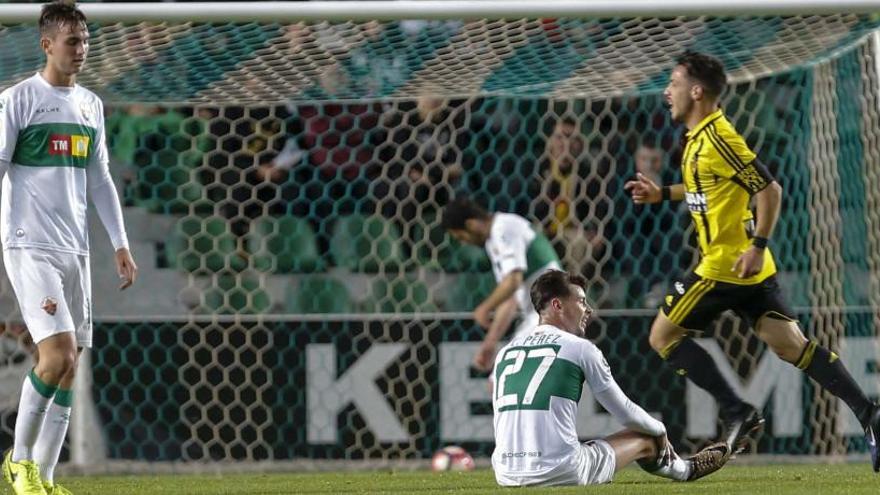 Los jugadores del Elche se lamentan de uno de los tres goles recibidos el domingo ante el Zaragoza