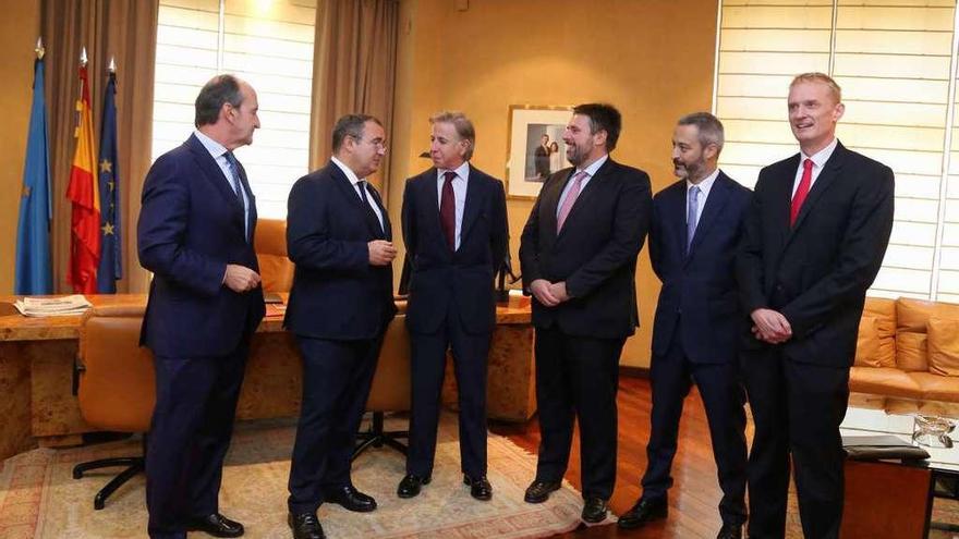 Fernando Fernández-Kelly, presidente de la Cámara de Oviedo; Isaac Pola, consejero de Empleo; Mariano Colmenar, del ICO; Alberto Barragán y Álex Saz Carranza, del BEI, y Juergen Foecking, de la Comisión Europea.