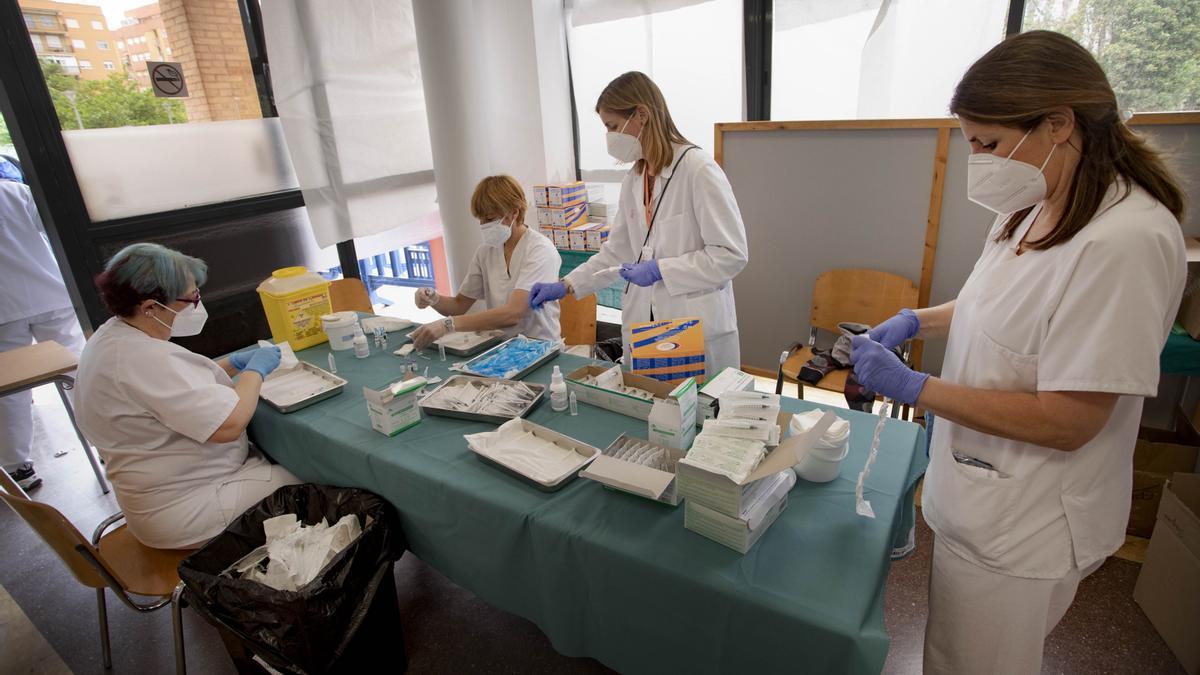 El personal de Enfermería prepara la vacuna contra la covid en un centro de Sagunt