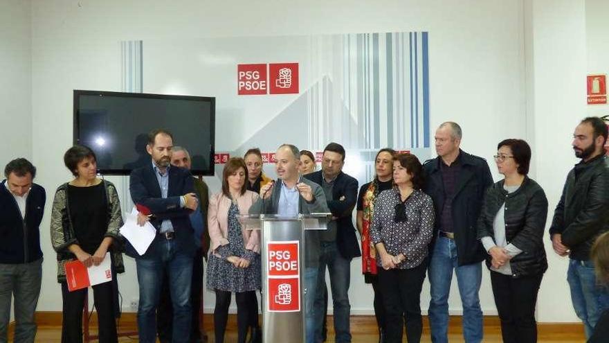 El secretario xeral del PSOE provincial, David Regades, en la presentación de la moción. // FdV