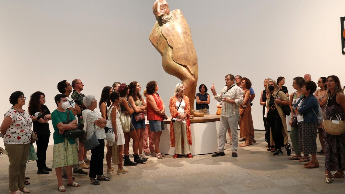 El escultor Francisco Leiro ejerció de guía en una visita del pasado año a su exposición en el Museo MARCO.