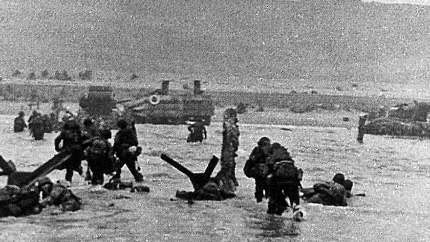 Una de las “ocho fotos” de los momentos más críticos del desembarco de las tropas norteamericanas en la playa de Omaha.