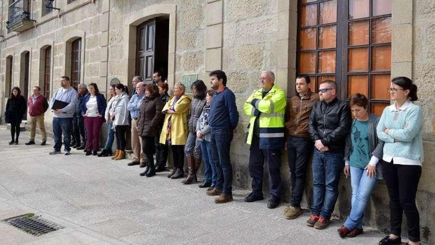 Acto a la entrada del Consistorio de Poio. // Gustavo Santos